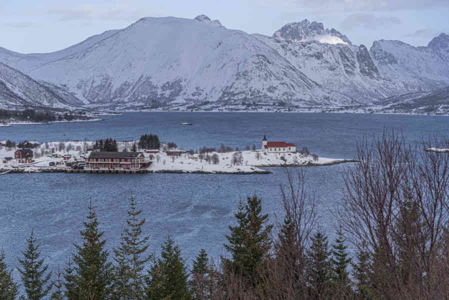 Noruega - islas Lofoten 203 - Vestpollen - Austnesfjorden - iglesia de Sildpollnes.jpg